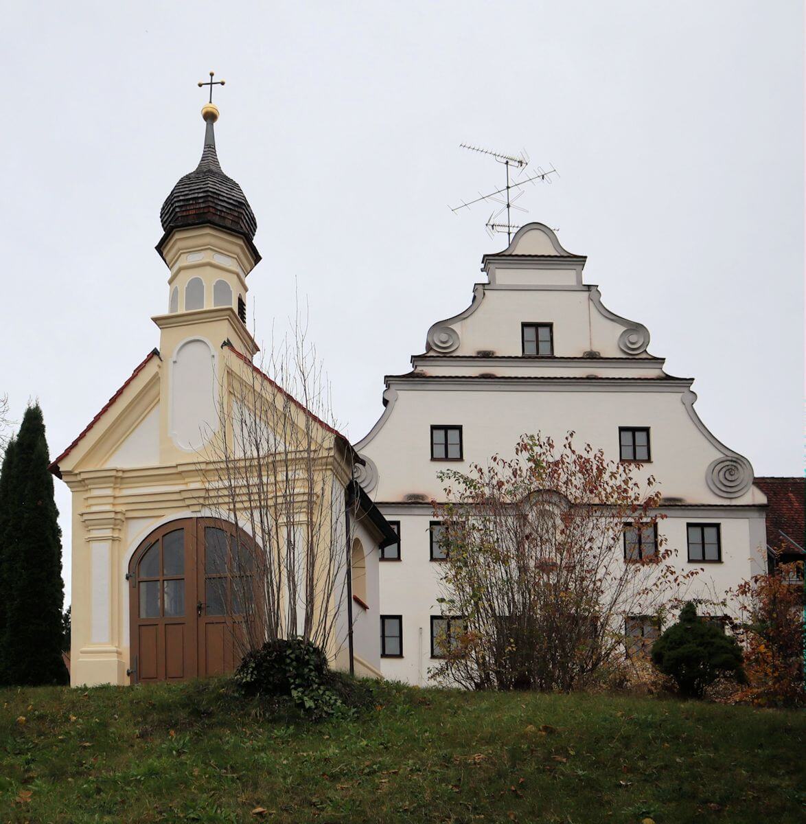 Kapelle und Klostergebäude Weiherhof bei Oberschönenfeld