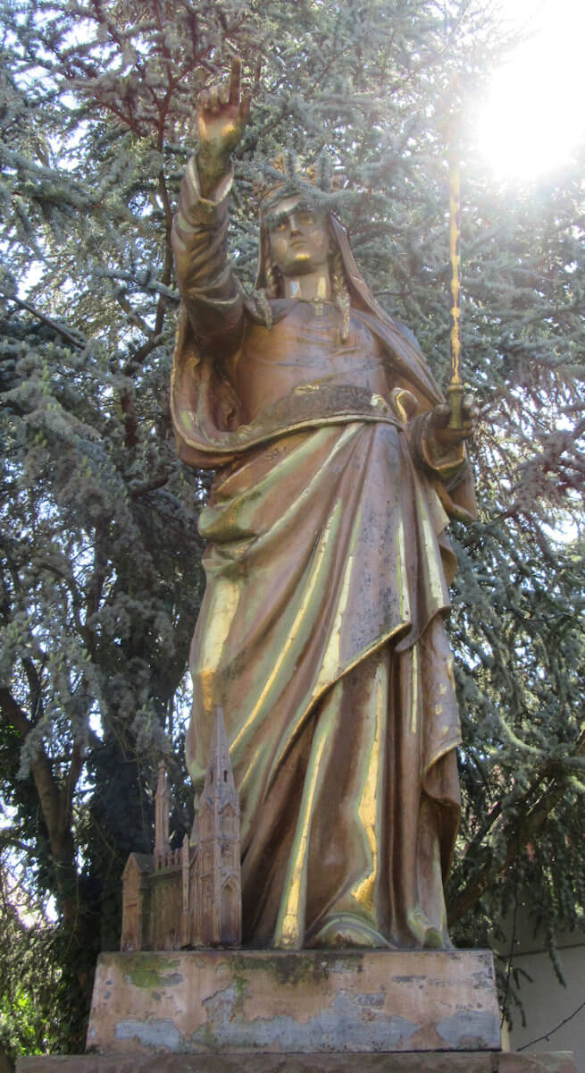 Statue vor der katholischen Kirche in Seltz