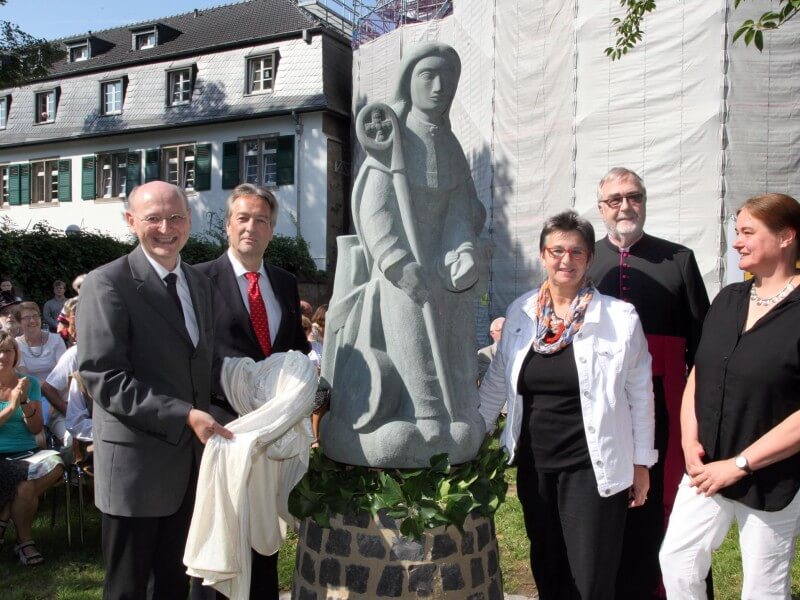 Elisabeth Perger: Statue vor der Pfarrkirche Sankt-Peter in Vilich, enthüllt 2015 zum 1000. Todestag