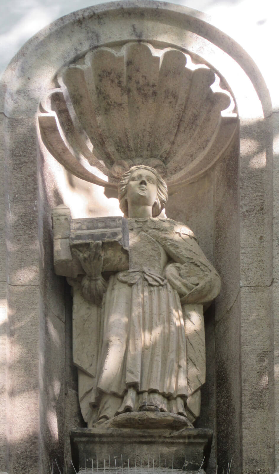 Statue an der Pfarrkirche Sankt-Peter in Vilich