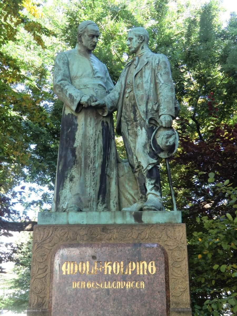Denkmal vor Minoritenkirche in Köln