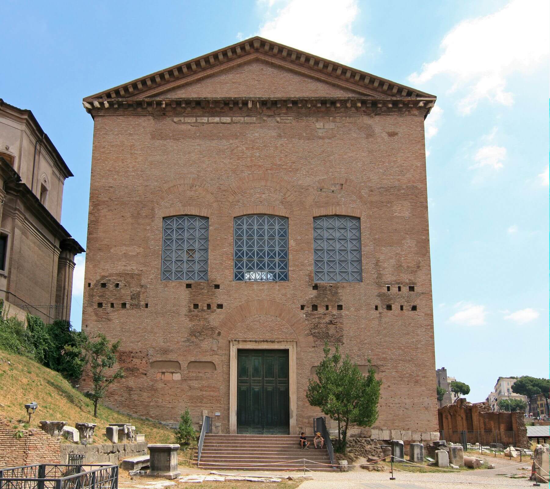 früher Gebäude der römischen „Kurie”, das Sitzungsgebäude des römischen Senats, um 630 in die Kirche San Adriano umgewandelt, 1931 bis 1937 wieder zurückgebaut