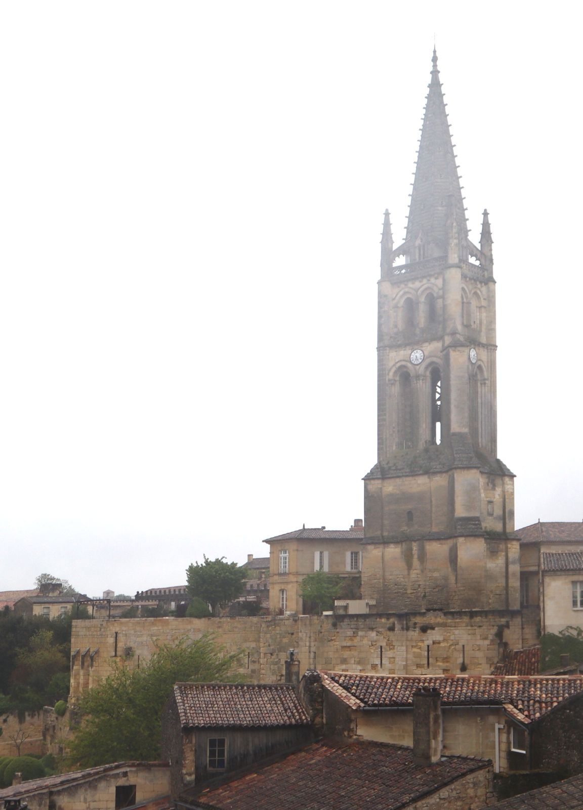 Die ganz aus dem Fels geschlagene Kirche mit dem darüber errichteten Kirchturm in Saint-Émilion