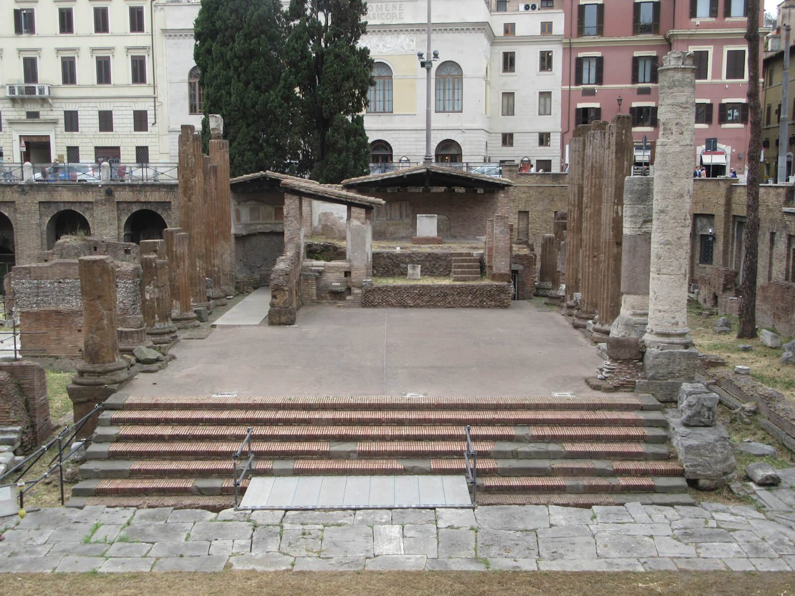Reste der Kirche San Nicola dei Cesarini im Ausgrabungsgebiet „Area Sacra” in Rom