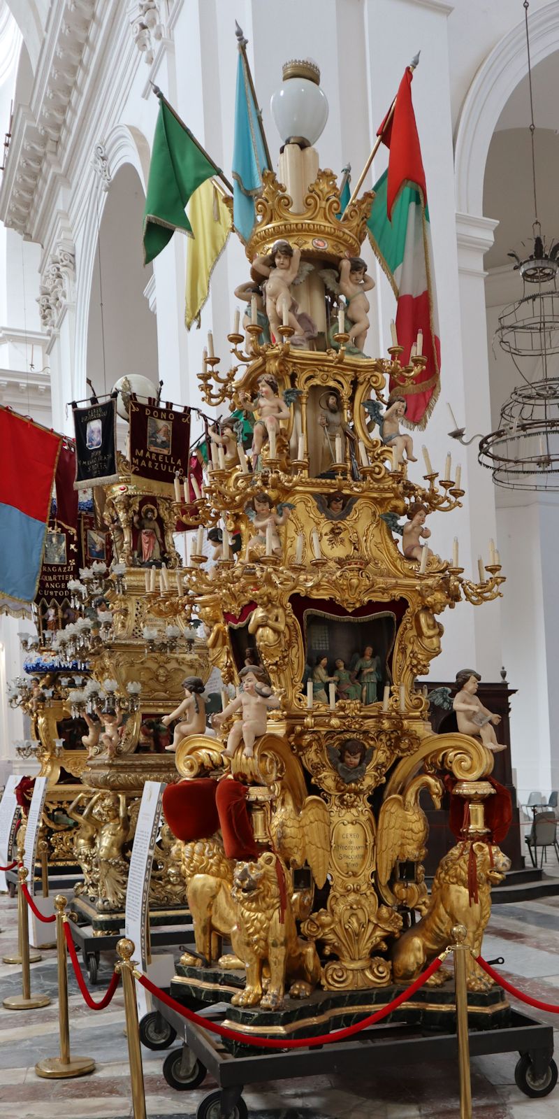 „Cannalore”, große Kerzenständer, die bei der Prozession für Agatha durch die Stadt getraen werden, ausgestellt  in der Kirche San Niccolò l'Arena in Catania