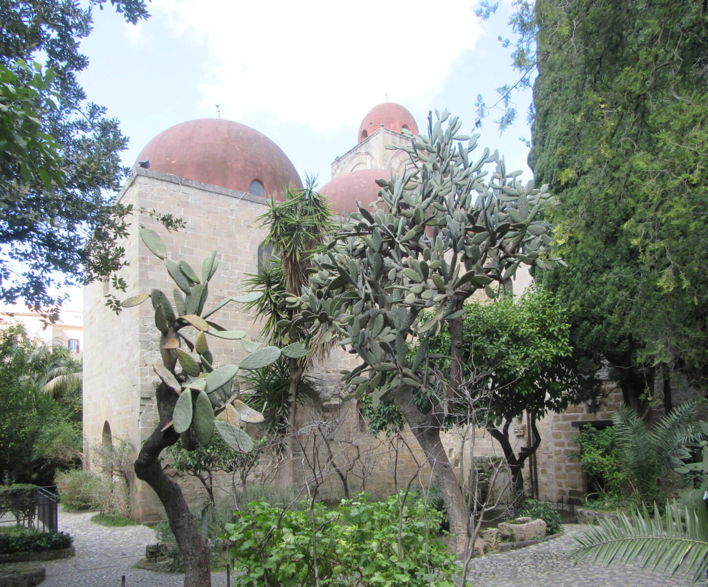 Das von Gregor dem Großen gegründete Kloster in Palermo wurde unter arabischer Herrschaft 842 Moschee und nach der Rückeroberung 1132 durch Wilhelm von Vercelli im Auftrag von Roger I. zum Kloster San Giovanni degli Eremiti umgewandelt; heute ist es Museum