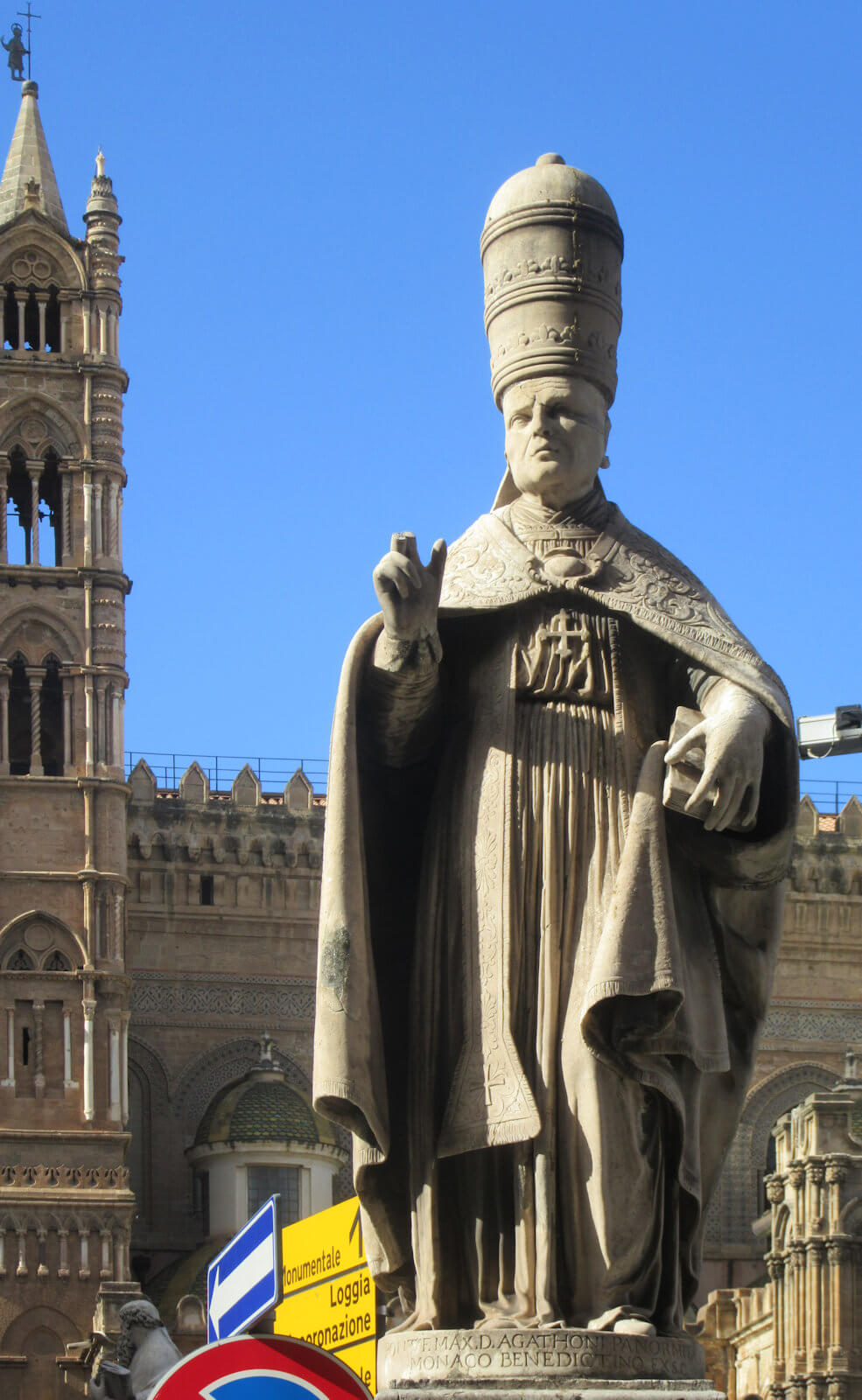 Statue vor der Kathedrale in Palermo