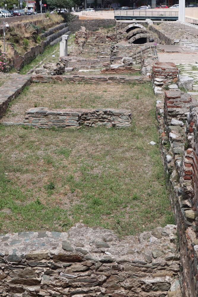 Reste der Südstoa in den Ausgrabungen der römischen Agora in Thessaloniki