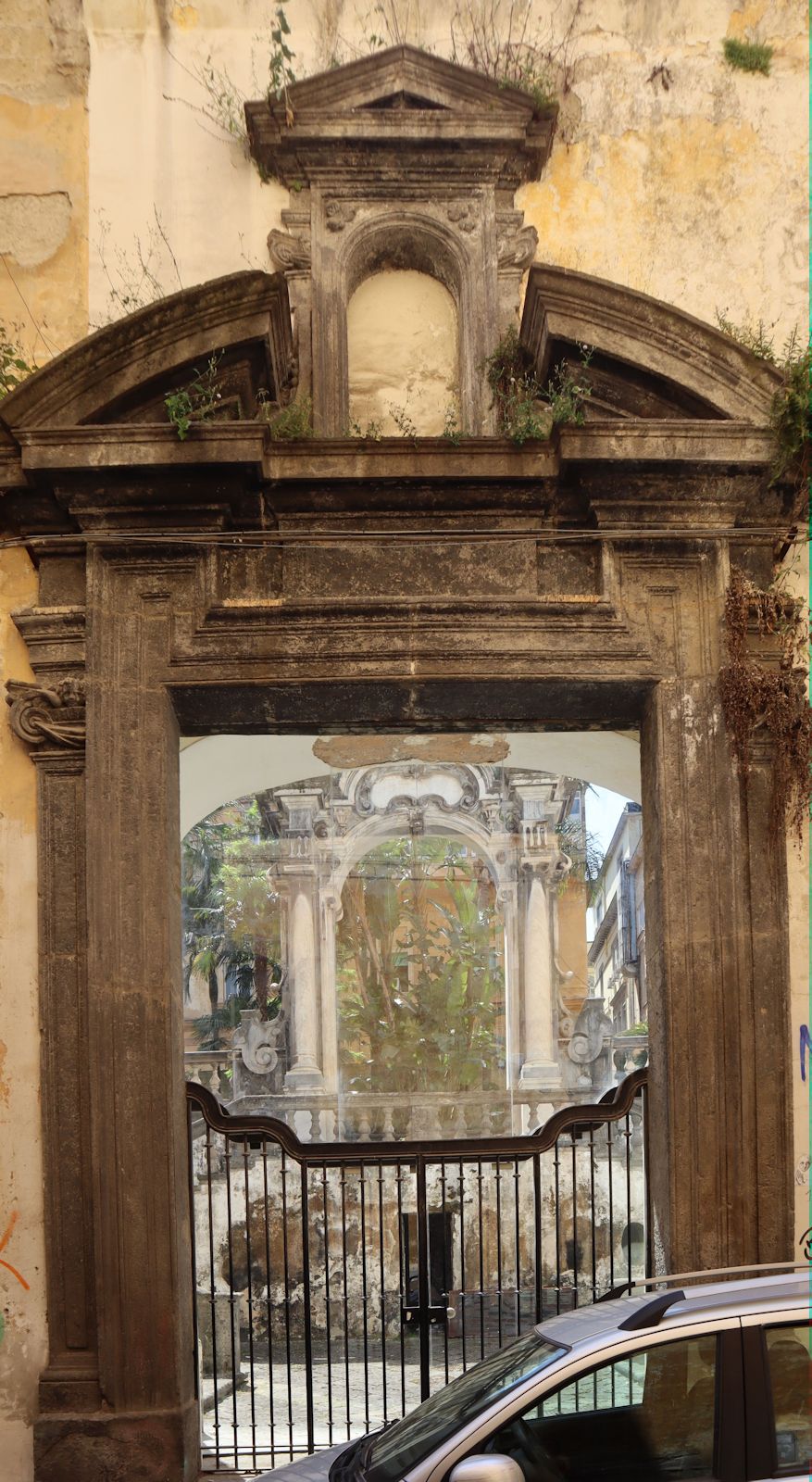 Eingang zur ehemaligen Kirche San Gaudioso in Neapel