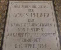 Grabstein nach der Umbettung der Gebeine von Agnes Pfeifer in der Seitenkapelle der Pfarrkirche in Mainz-Finthen