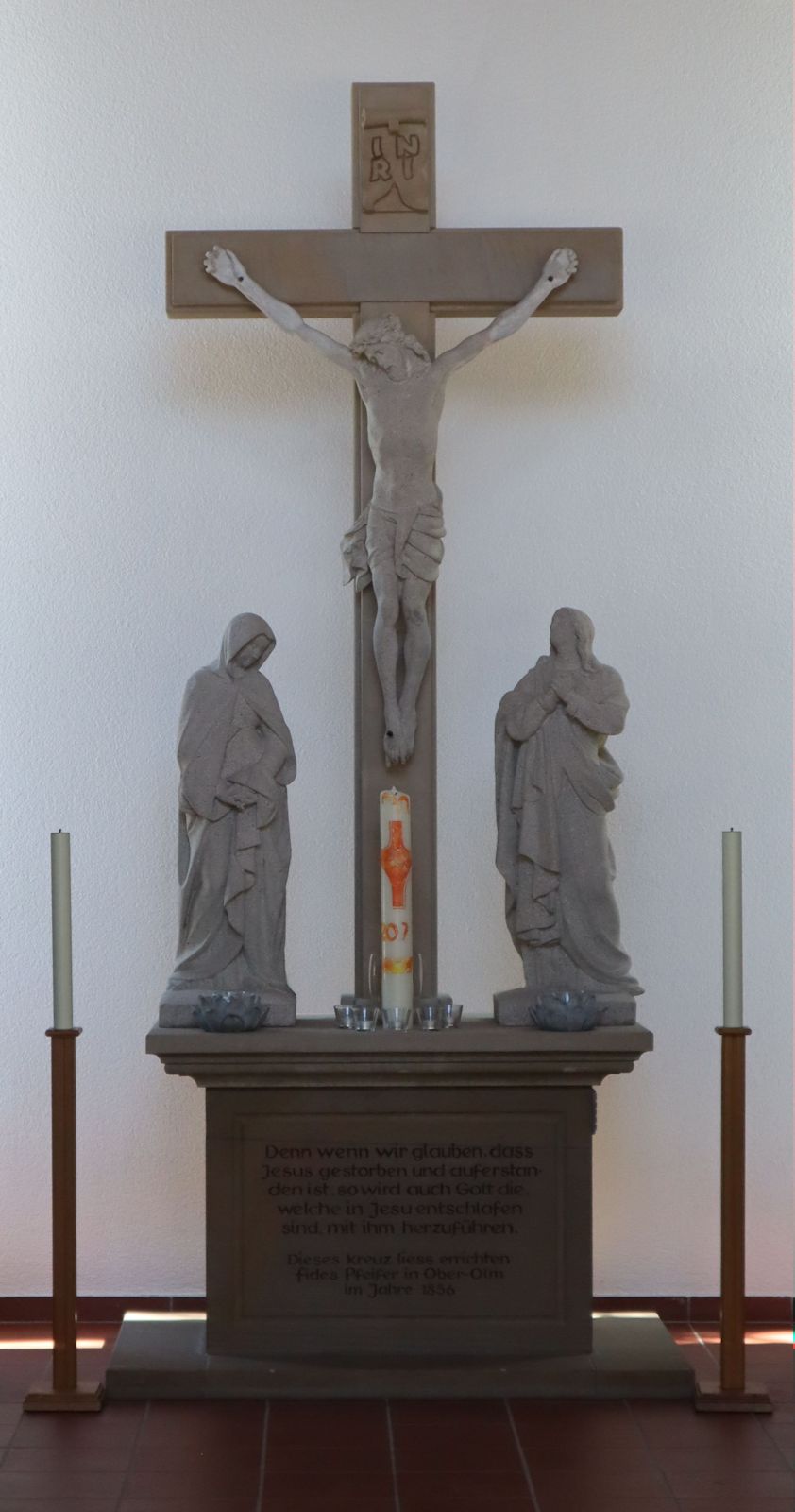 Kreuzigungsgruppe in der Trauerhalle auf dem Friedhof in Ober-Olm