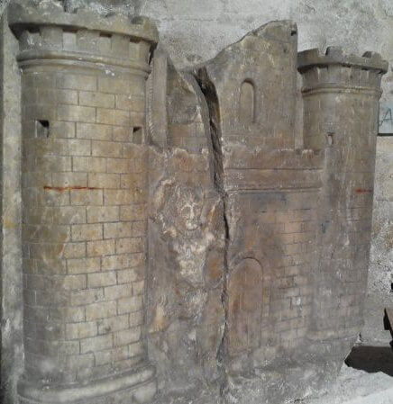 Relief in der Krypta der Kirche Sta Agrippina in Mineo