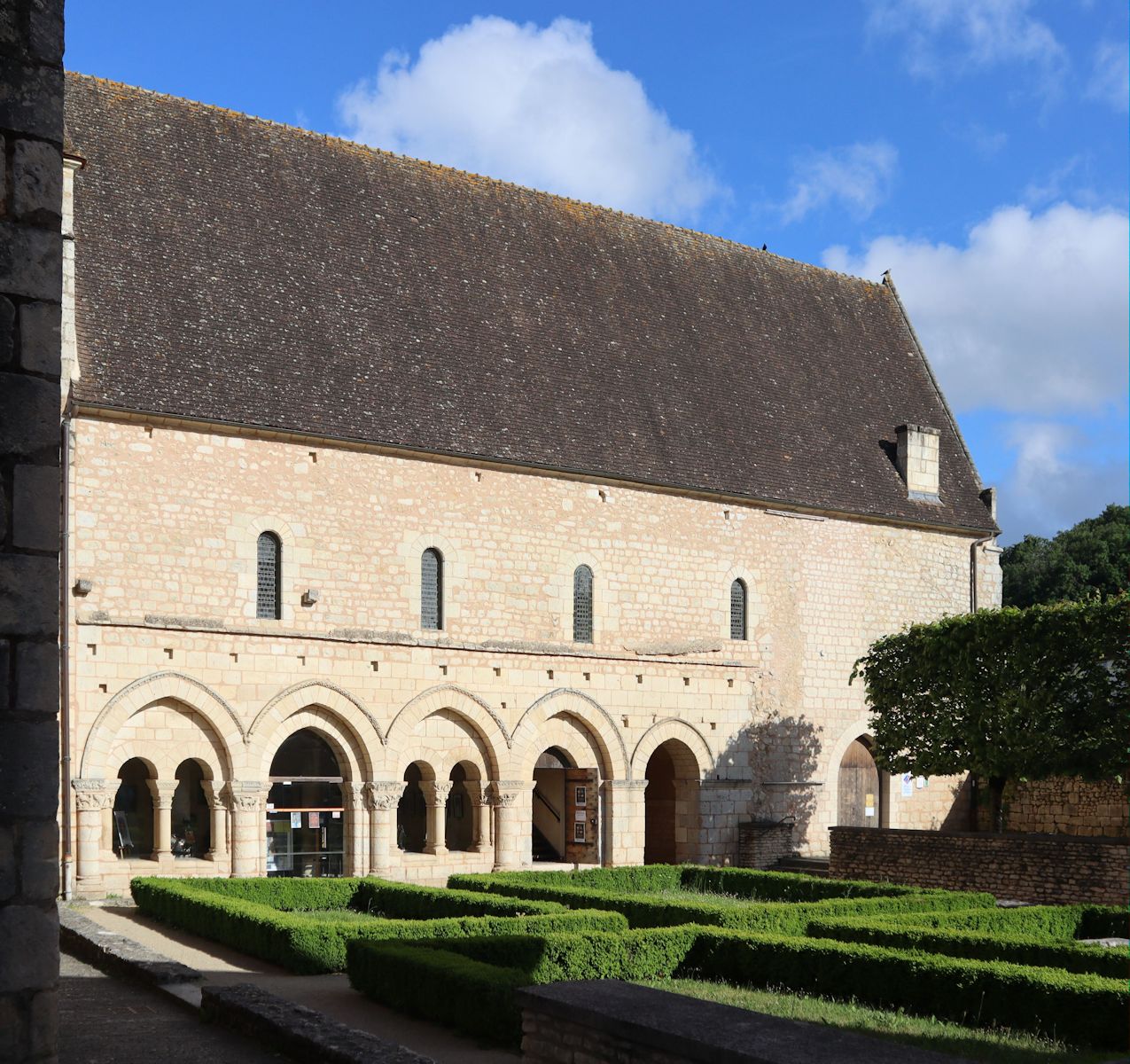 erhaltenes Gebäude des ehemaligen Klosters Saint-Benoît de Quinçay in Saint-Benoît