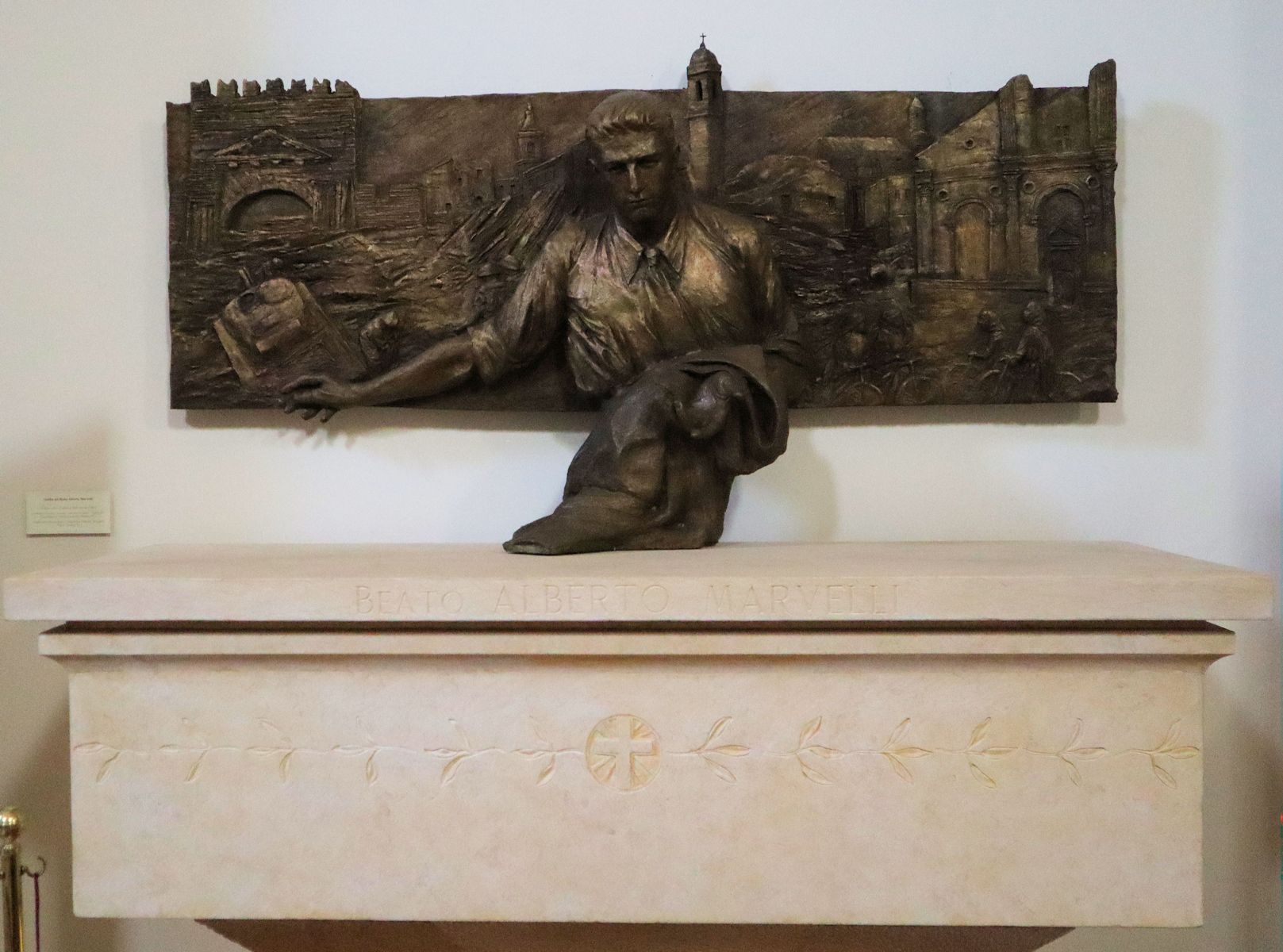 Sarg und Brozerelief von Americo Mazzotta, 2004, in der Kirche Sant' Agostino in Rimini