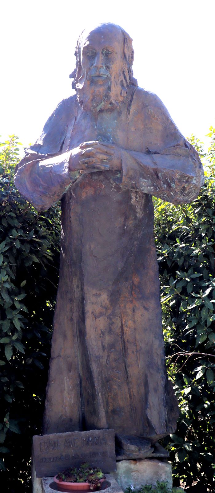 Statue an der Kirche in Butrio