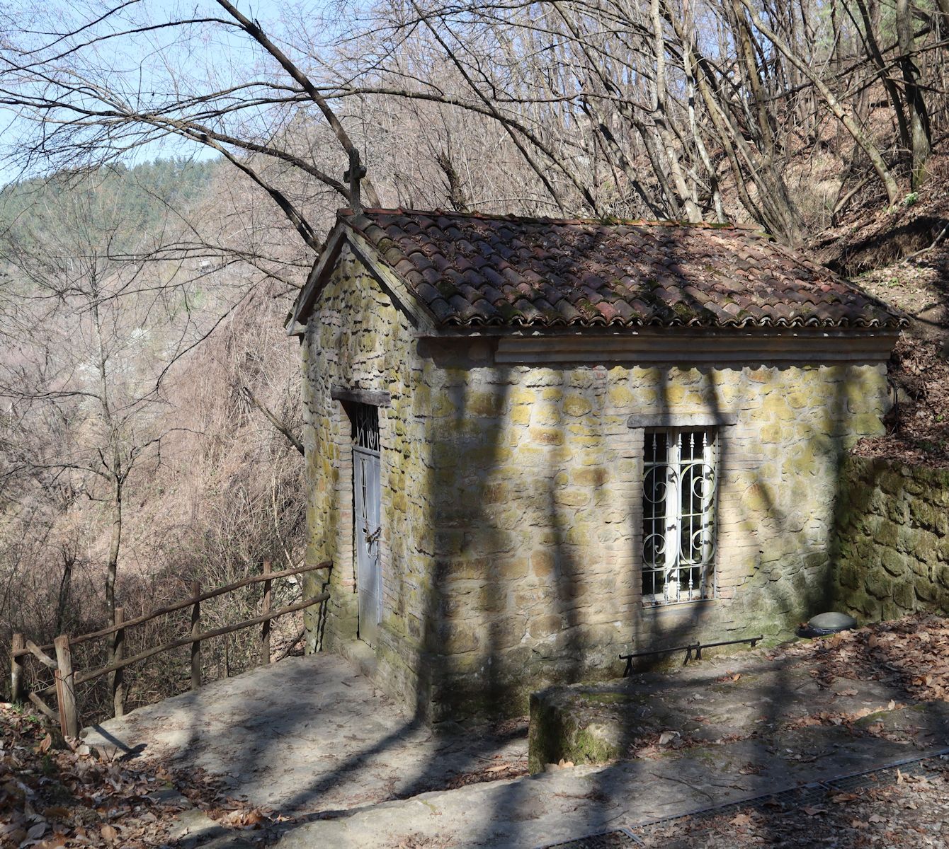 vor Alberts Höhle erbaute Kapelle in Butrio