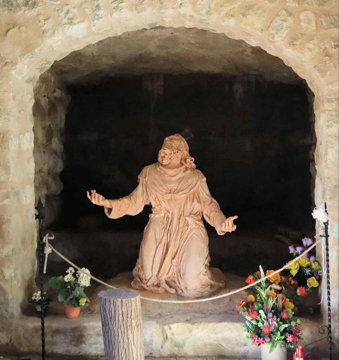 Statue in der Kapelle vor Alberts vor Alberts Höhle in Butrio