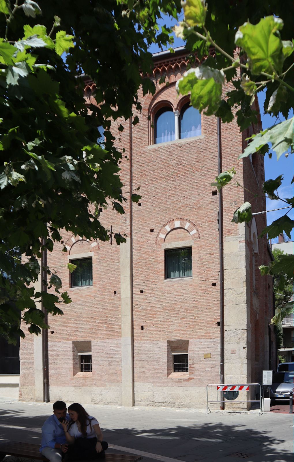 Elemente der ehemaligen Kathedrale Santa Colomba in einem Geschäftshaus in Rimini