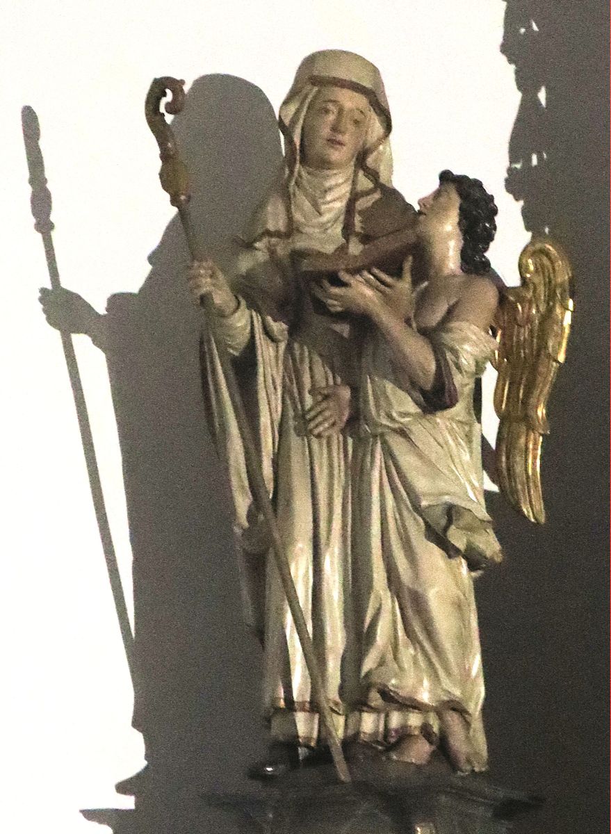Statue am Altar in der Aldegundis geweihten Kirche in Leverkusen-Rheindorf