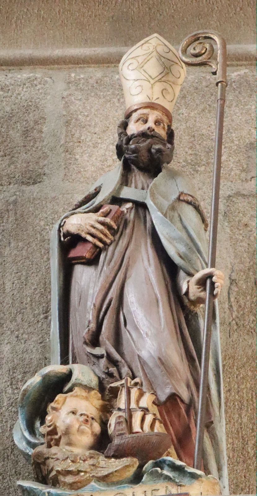 Statue in der Kathedrale in Saint-Malo