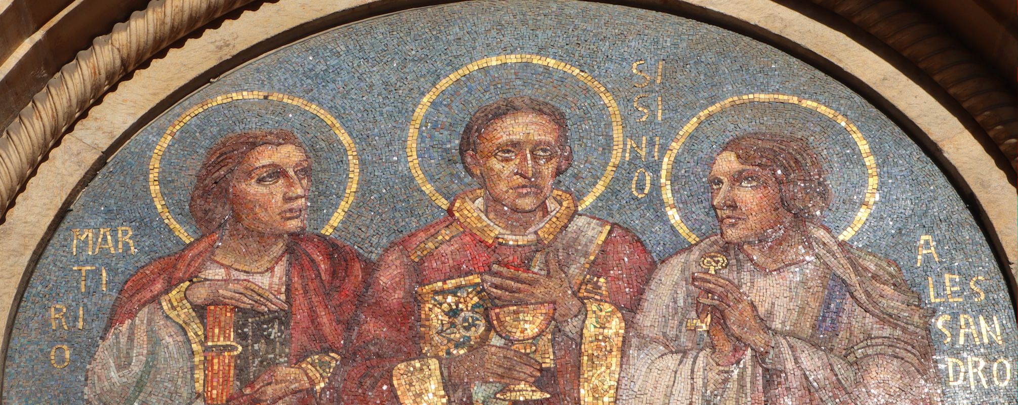 Martyrius, Sisinnius und Alexander, Relief am Portal der Basilika San Simpliciano in Mailand
