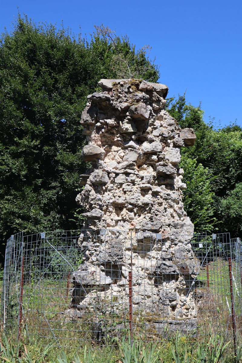 Letzter Mauerrest des Klosters Foigny