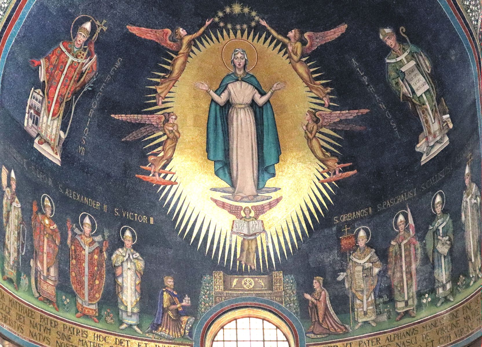 Apsismosaik: Alfanus (oben rechts) mit der unbefleckt empfangenen Maria (Mitte) und Papst Gregor VII. sowie (von links) den Päpsten Clemens II., Leo IX., Victor III., Alexander II., Herzog Roberto Guiscard, seine Frau Sichelgaita,
Urban II., Paschalis II., Callistus III. und Alexander III., um 1955, in der Kathedrale in Salerno
