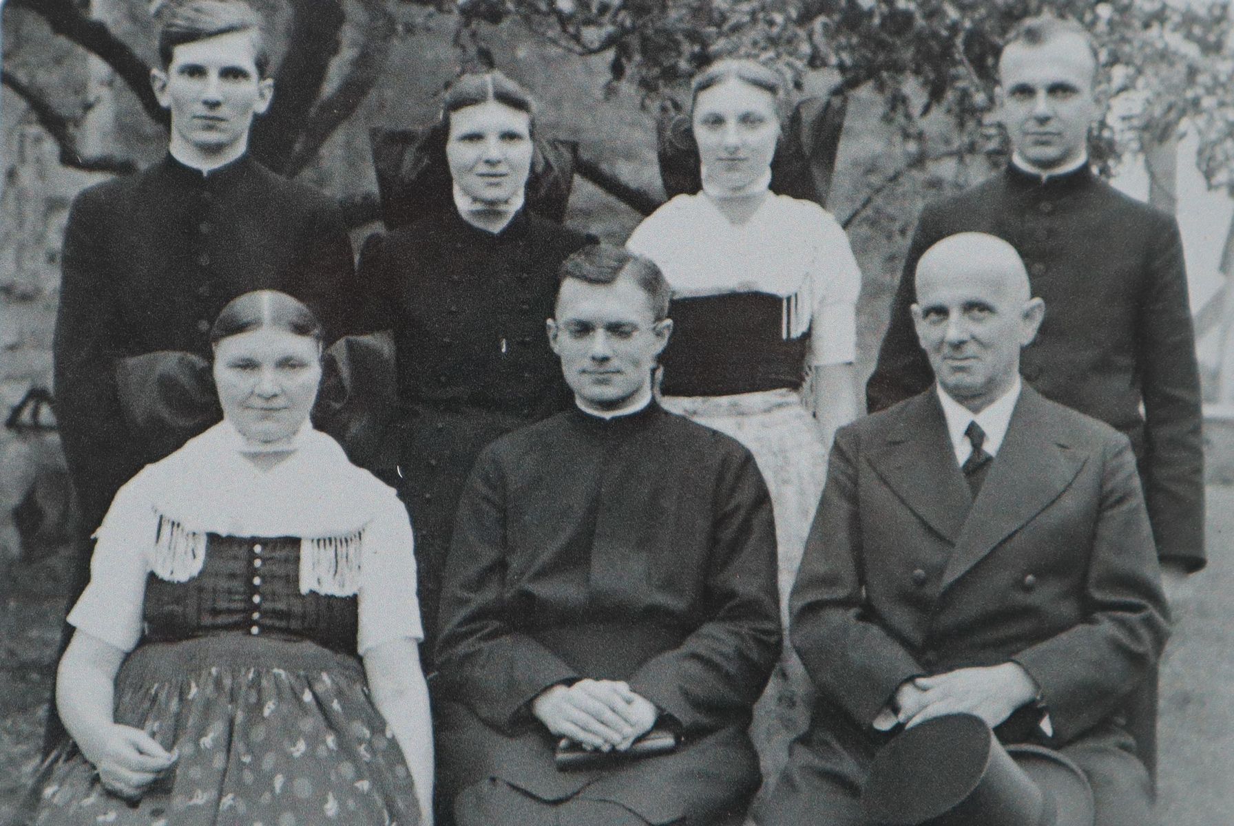 Familienfoto mit Alois Andritzki (hinten links) anlässlich der Primiz seines Bruders Gerhard, auf der Infotafel am Geburtshaus - heute das Gemeindeamt - in Radibor