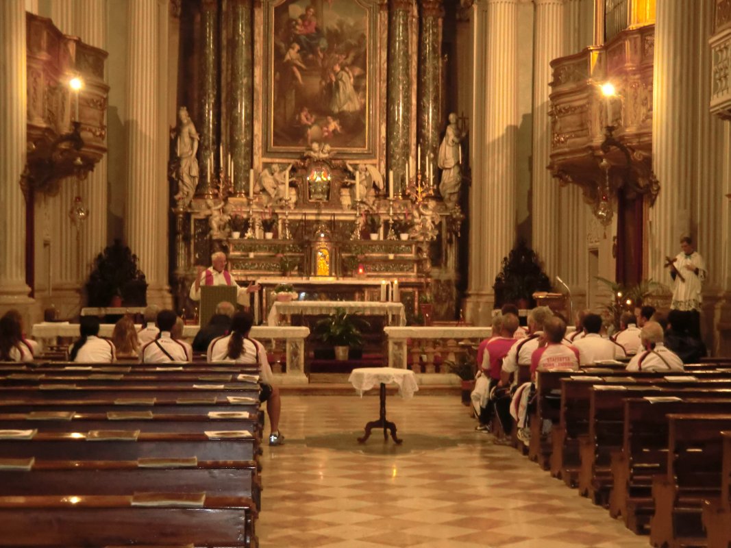 Santuario San Luigi neben dem Jesuitenkolleg in Castiglione delle Stiviere, beide 1608 bis 1625 errichtet, unter dem Altarbild Aloisius' Reliquien