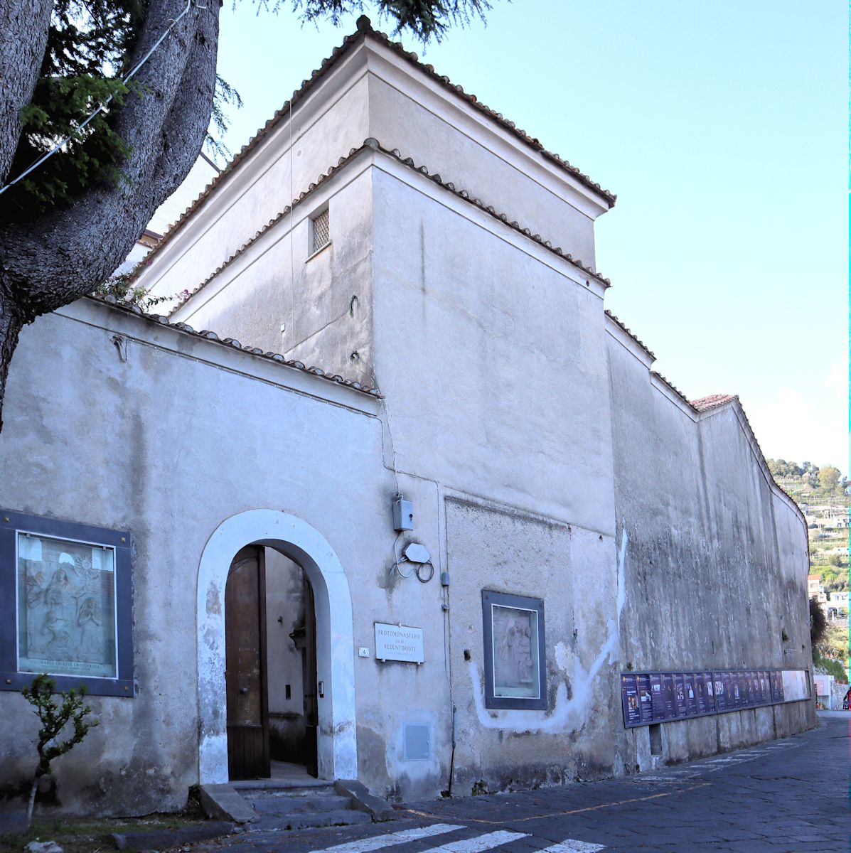 Eingang zum mit hohen Mauern umgebenen Stammkloster der Redemptoristen in Scala