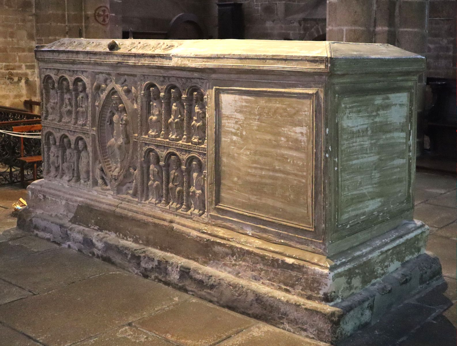 Amandus' und Junianus' Sarkophag, 12. Jahrhundert, in der Kirche des ehemaligen Klosters Saint-Junien in Saint-Junien