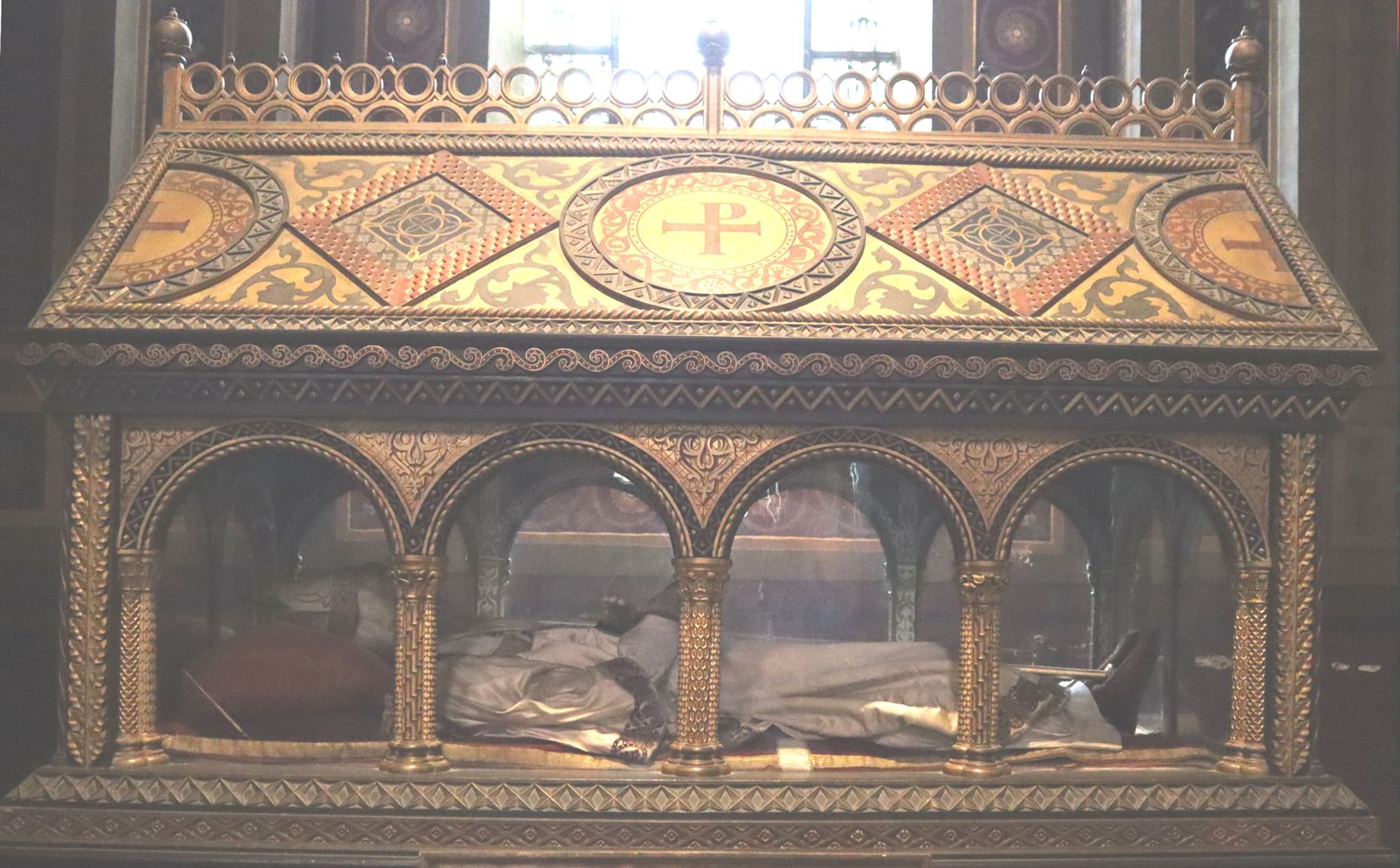 Liegefigur in der Kathedrale in Rennes