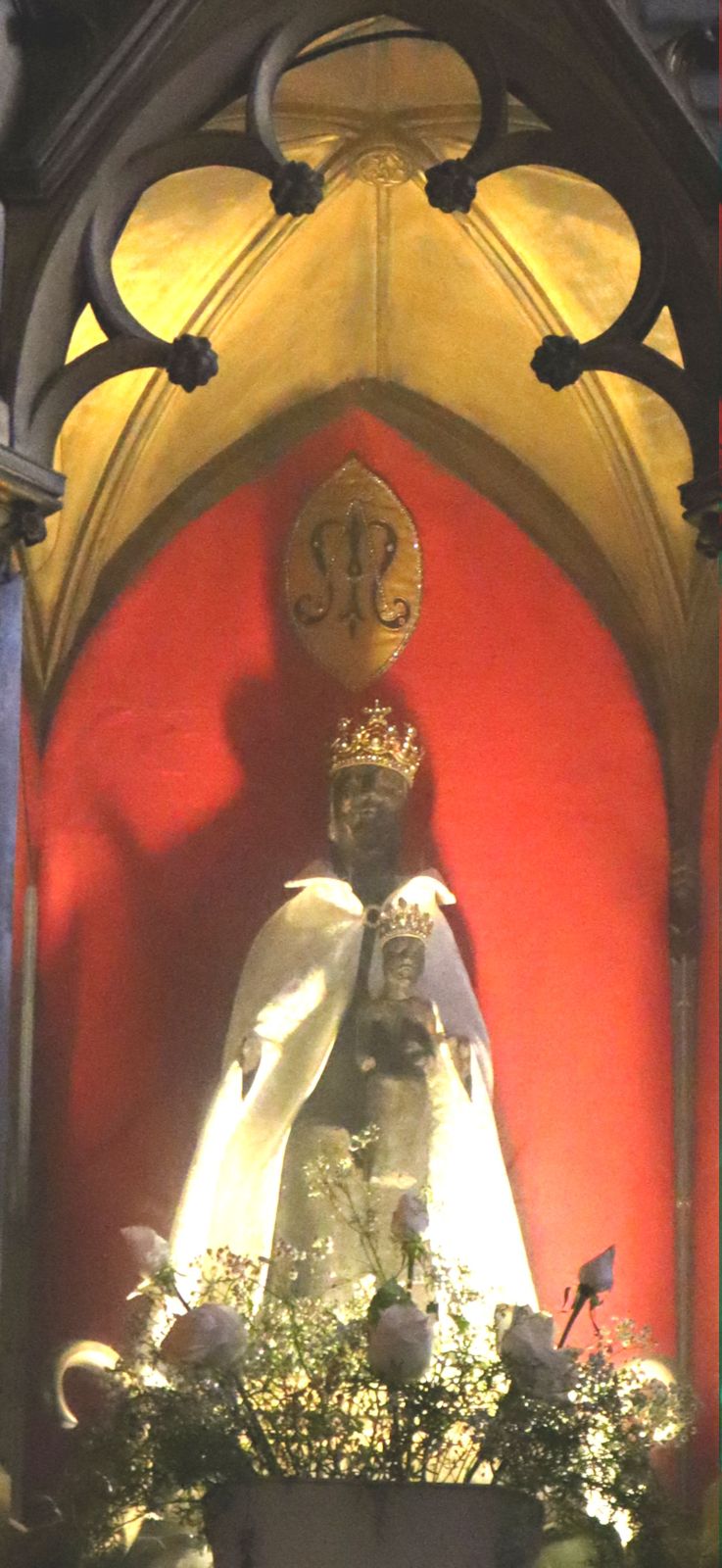 die der Überlieferung zufolge von Amator gefertigte „schwarze Madonna” in der Maria geweihten Kapelle in Rocamadour