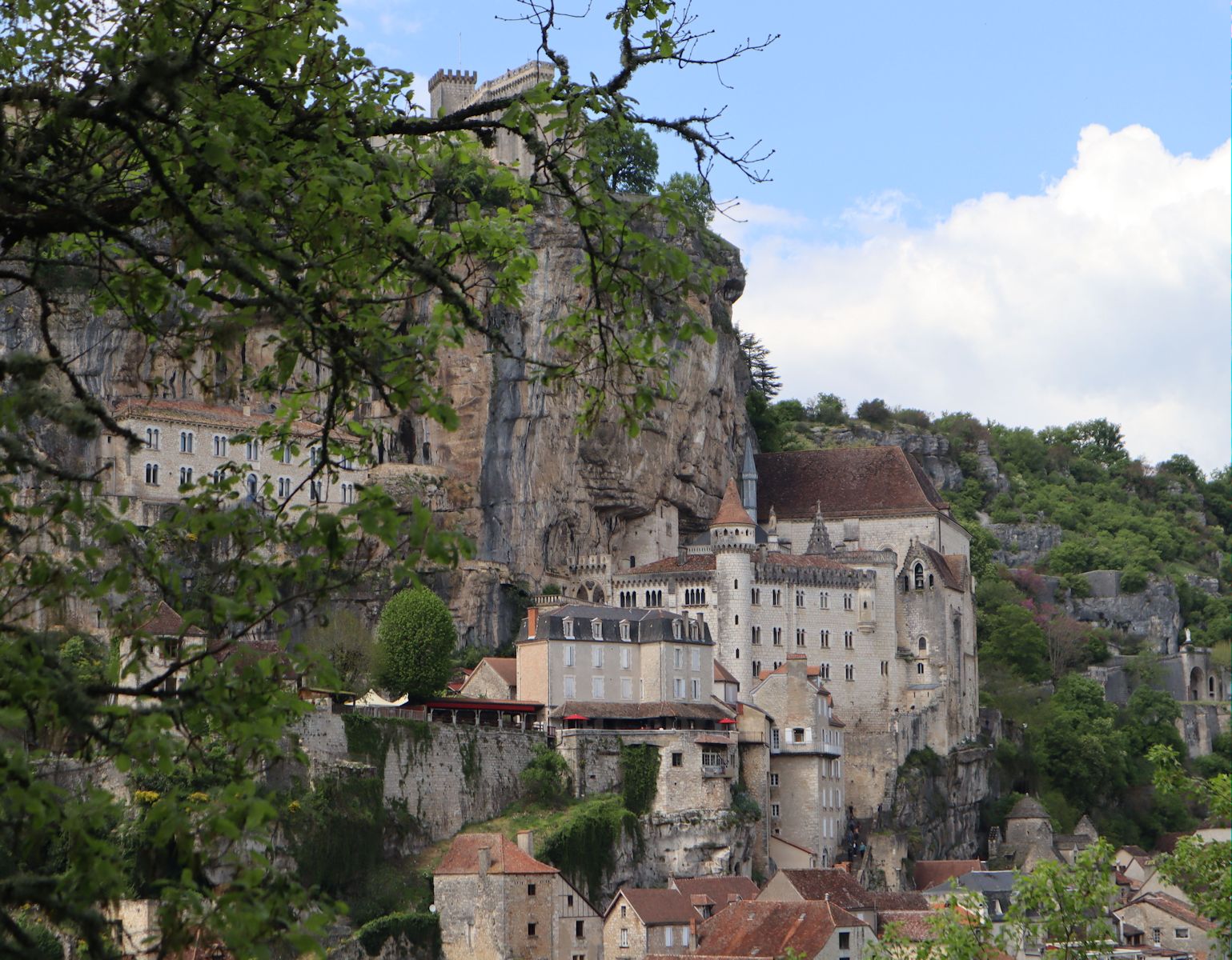 Rocamadour mit dem Sanktuarium, darüber das Schloss, darunter die Häuser