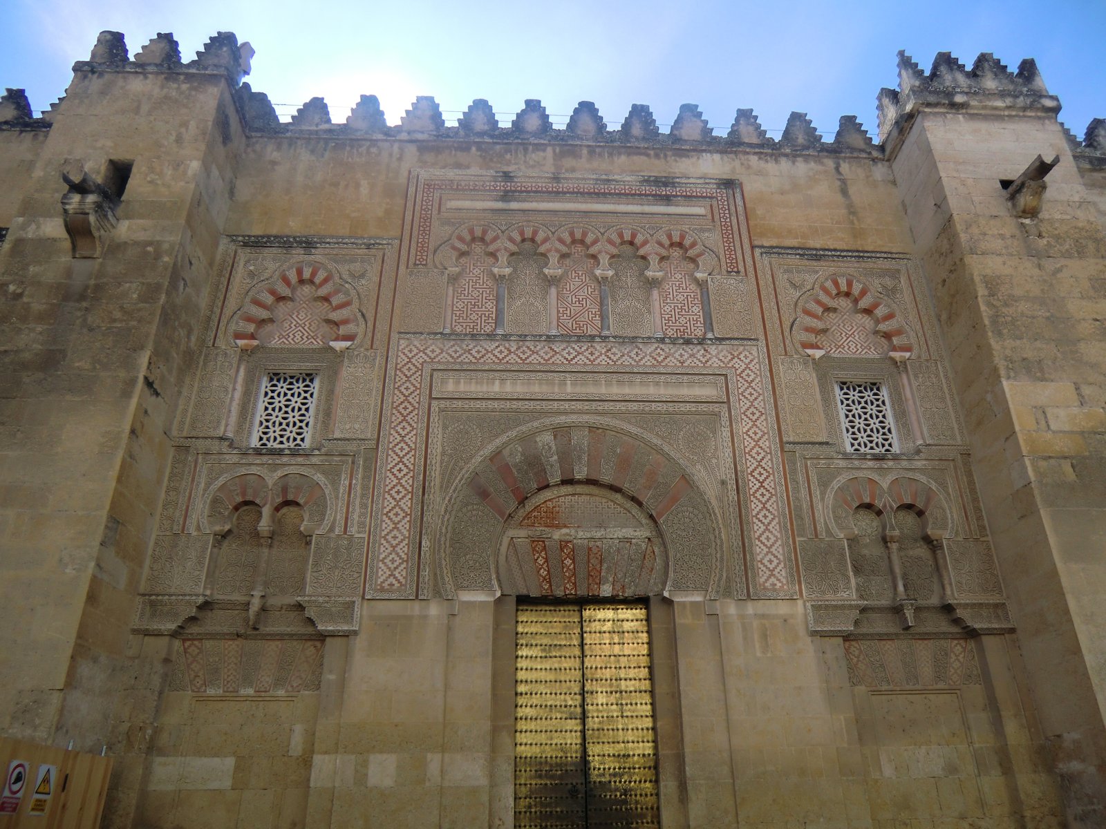 ein Tor der ehemaligen Moschee - „Mezquita” - in Córdoba