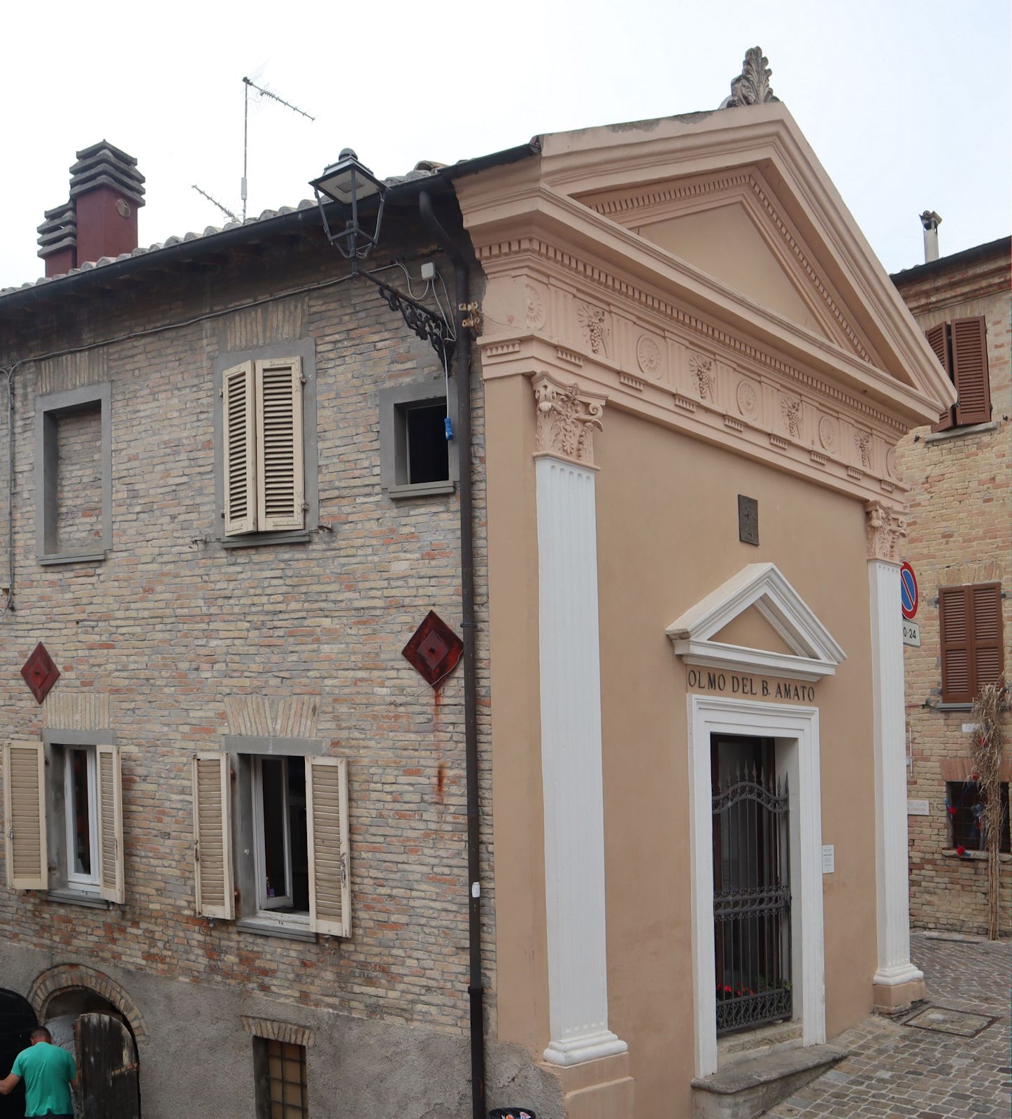 Kapelle „Ulme des seligen Amatus” gegenüber der Pfarrkirche in Saludecio