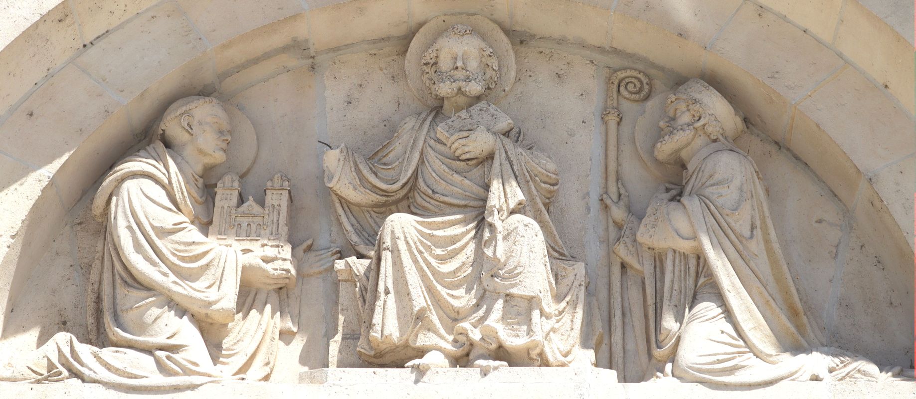 Tympanon: Maurontus von Breuil (links) und Amatus vor Jesus Christus, am Portal der Kirche Saint-Pierre in Merville