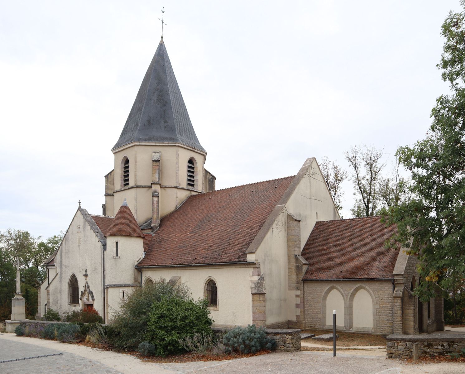 die ursprünglich Ambrosianus geweihte Kirche in Fontaine-lès-Dijon