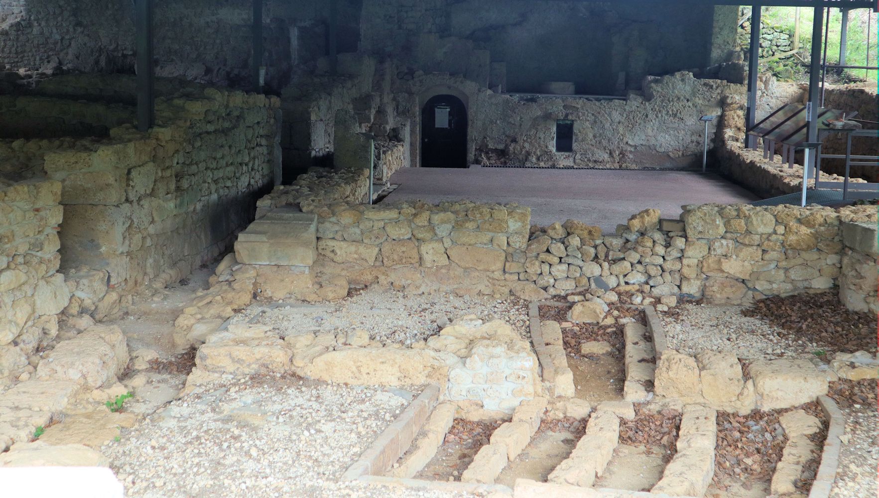 Blick in Teile der Ausgrabungen des früheren Klosters San Vincenzo al Volturno