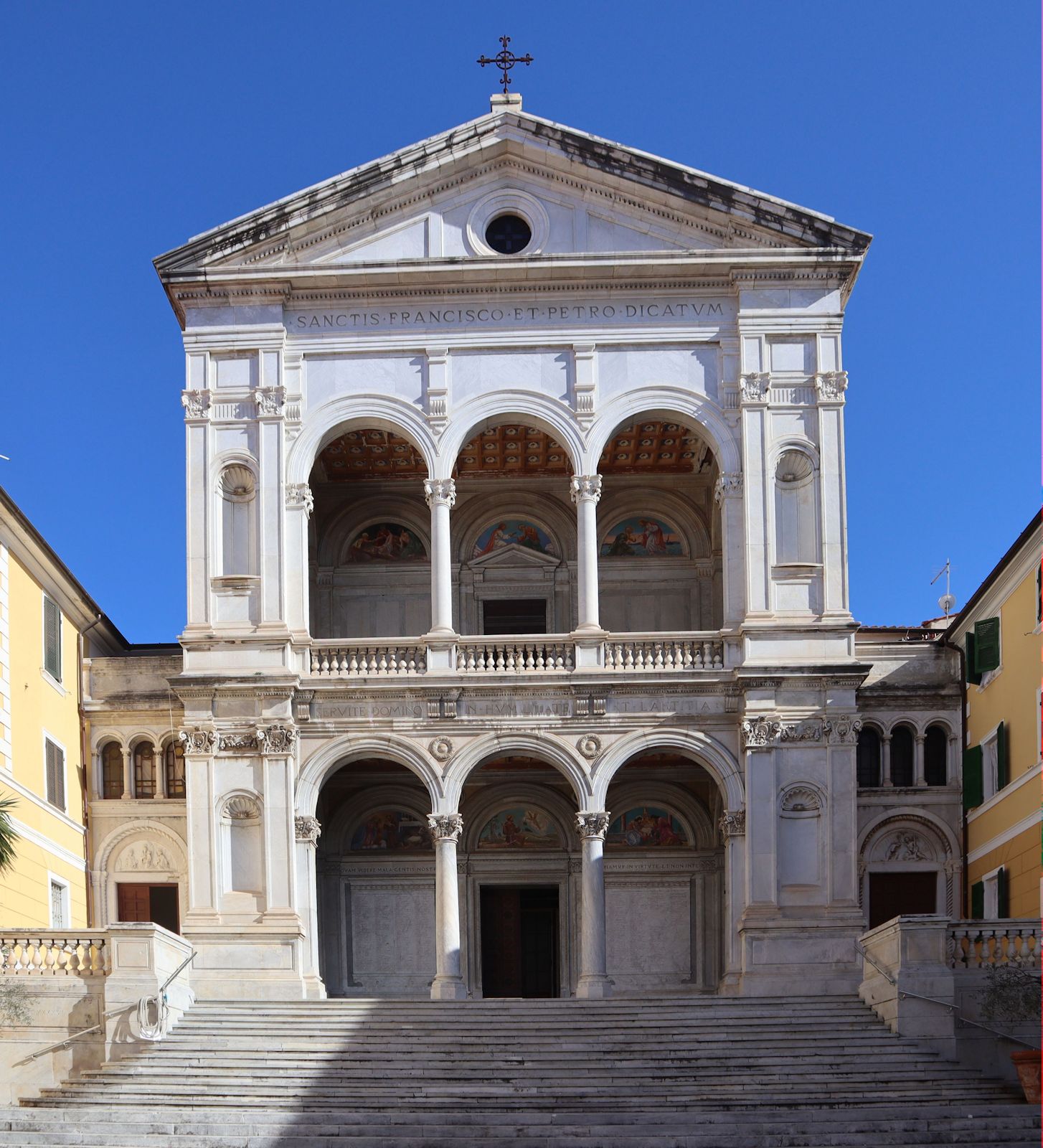 frühere Franziskanerkirche, heute der Dom in Massa