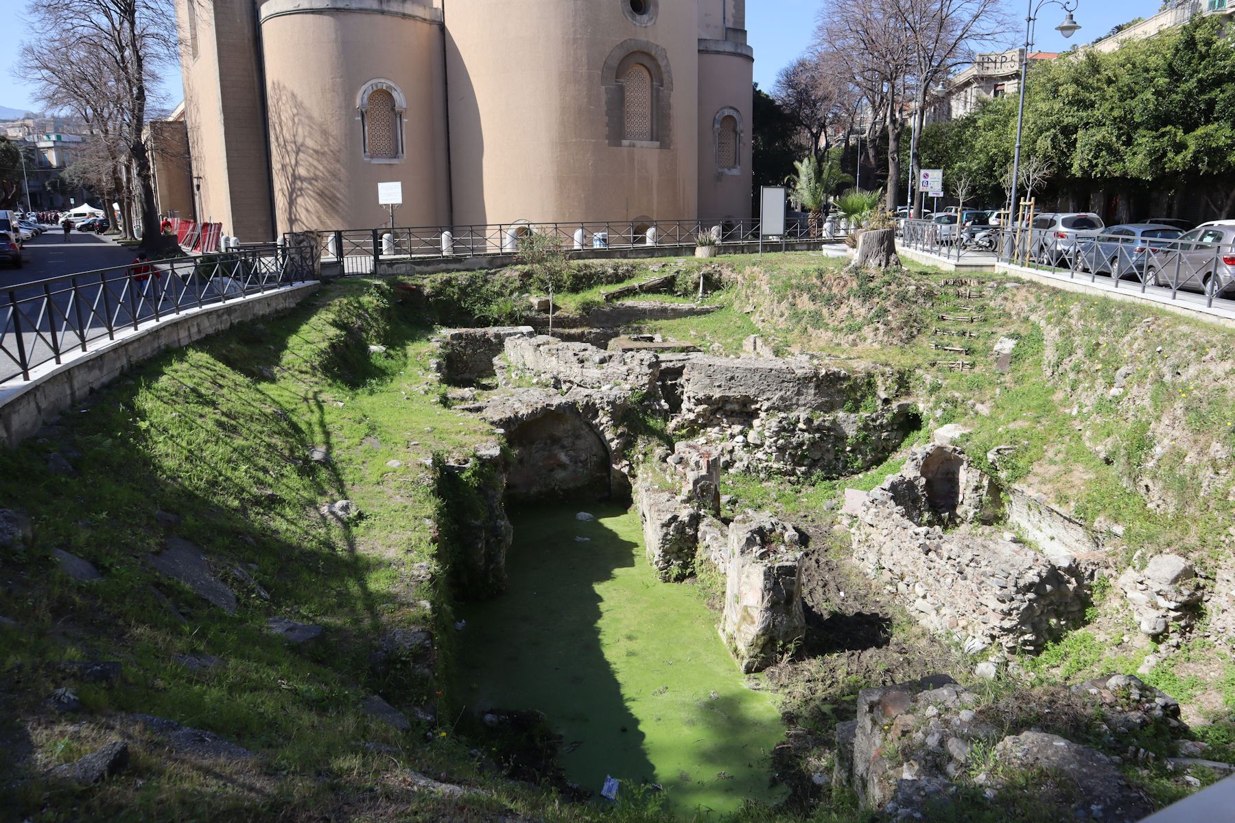 Reste der frühchristlichen Kirche an der Ostseite der Kathedrale in Messina