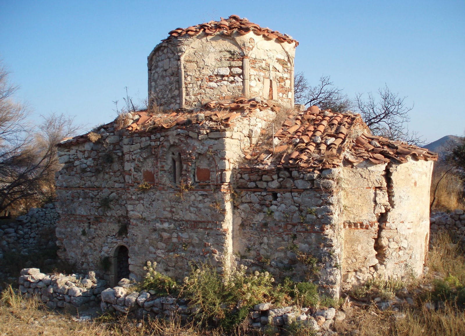 Georgskirche aus dem 14. Jahrhundert, die Kloster- und Bischofskirche in den Ruinen von Palaia Karioupoli bei Drosopigi