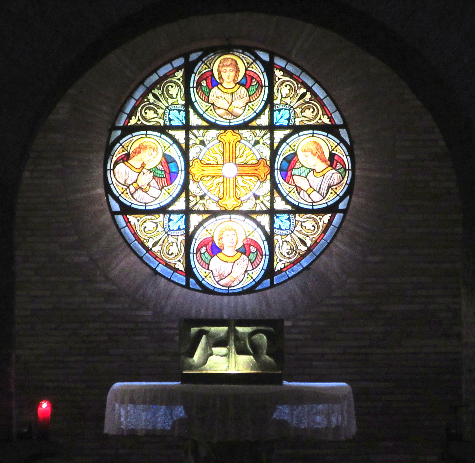 Reliquiar und Chorfenster in der Kirche Santi Vincenzo e Anastasio alle Tre Fontane in Rom