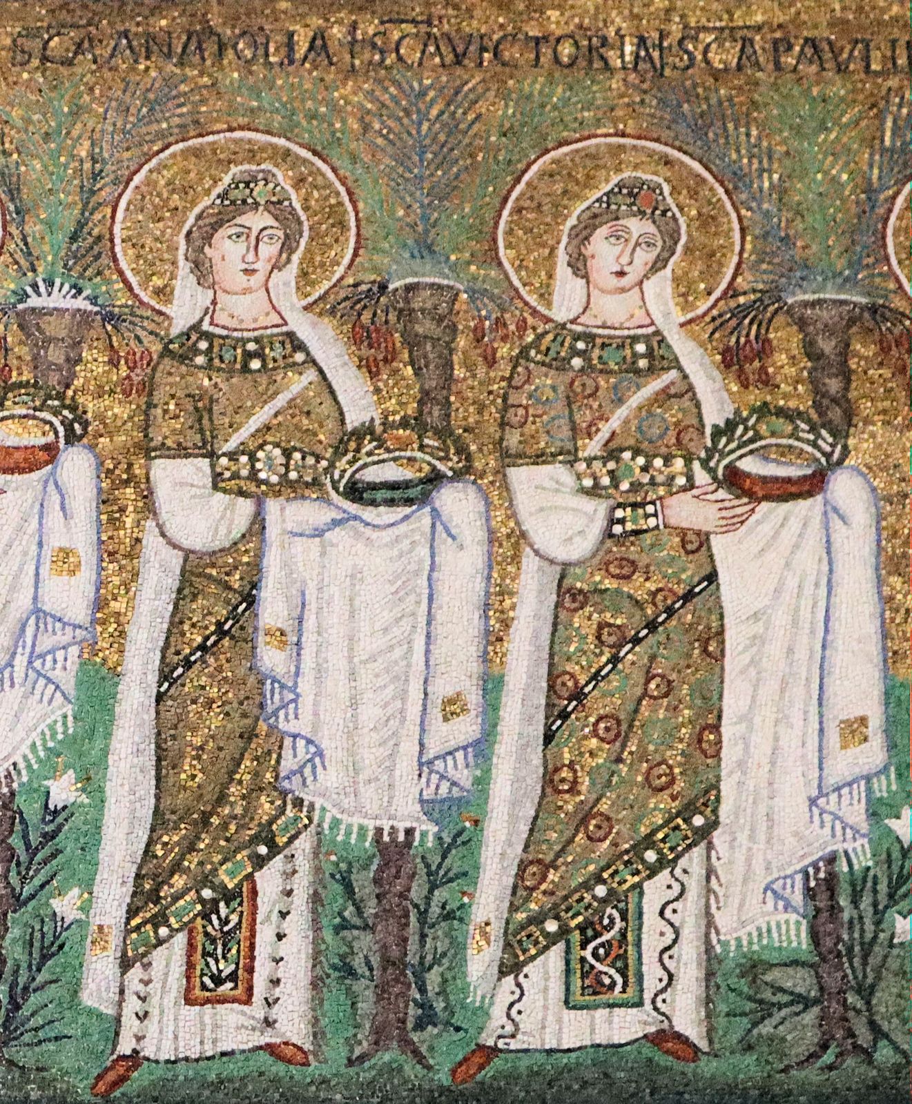 Detail aus dem Mosaik der „Jungfrauenprozession”: Anatolia (links) und Victoria, 6. Jahrhundert, in der Basilika Sant'Apollinare Nuovo in Ravenna