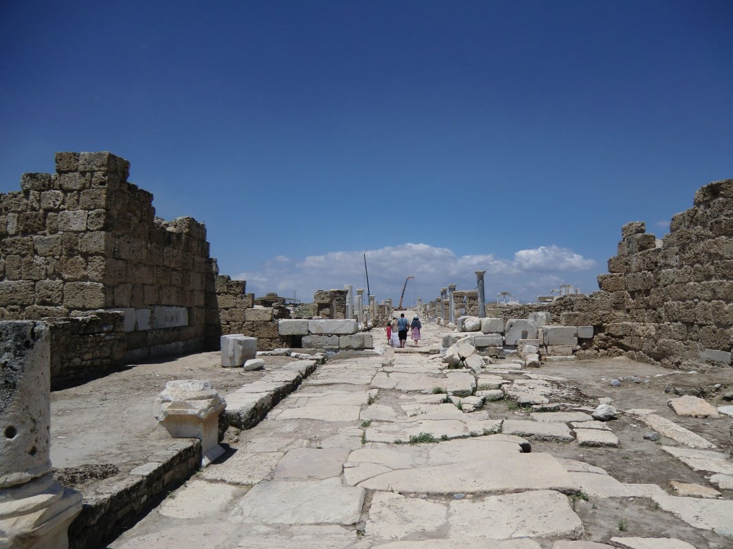 Die „Syrische Straße” in Laodicea, erbaut in der hellenistischen Periode, erneuert nach den Erdbeben im 1. Jahrhundert und Ende des 5. Jahrhunderts