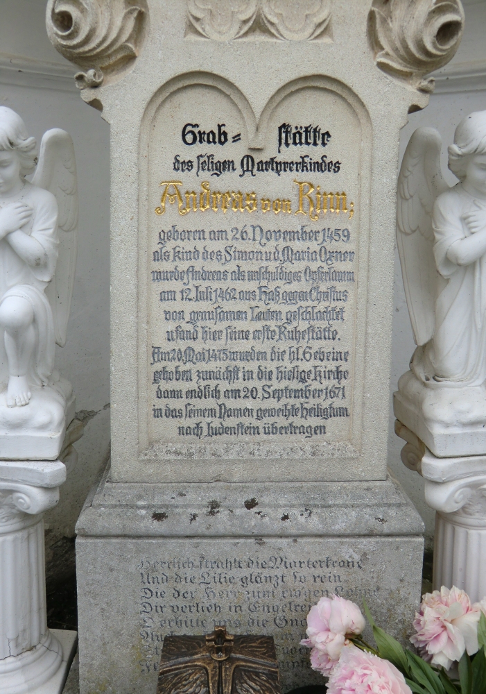 Inschrift auf Andreas' Grabstein an der Pfarrkirche in Rinn bei Innsbruck