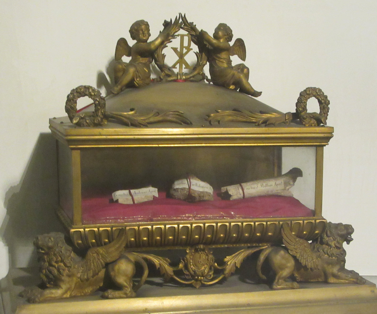 Reliquien von Andreas (links), Bartholomäus (Mitte) und Matthäus (rechts), im Museum der Kirche San Paolo fuori le Mura in Rom