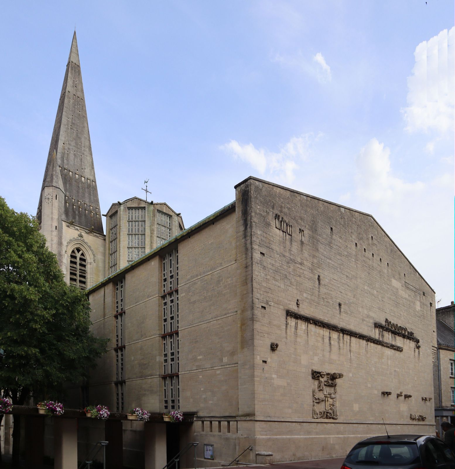 die nach der Zerstörung im 2. Weltkrieg neu gebaute Pfarrkirche Saint-Malo in Valognes