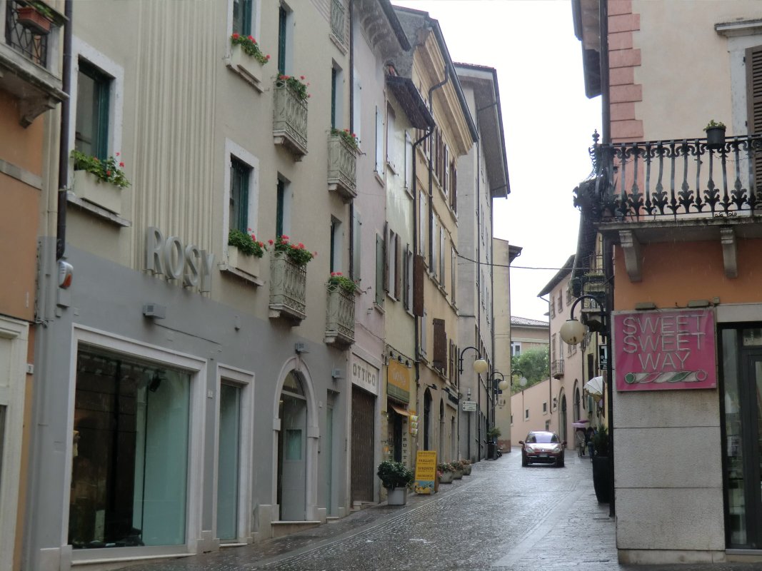 Die nach Angela Merici benannte Straße zum Dom in Desenzano