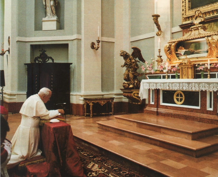 Papst Johannes Paul II. 1993 an Angelas Altar